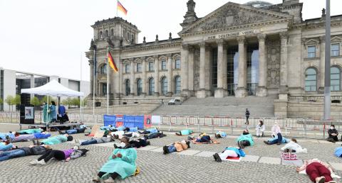 Reichstagsgebäude mit liegenden Menschen