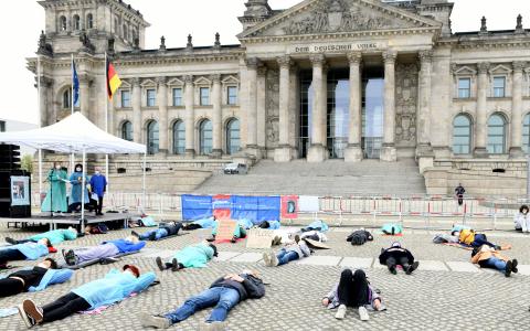 liegende Menschen vor dem Reichstag
